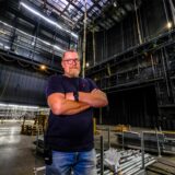 Martin Ross, technischer Leiter im Ruhrfestspielhaus Recklinghausen, steht auf der Bühne im Großen Theater.