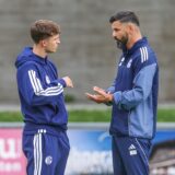 09.07.2025, Fussball, Saison 2025/2026, Testspiel, Vorbereitung, Panathinaikos Athen – FC Schalke 04, v. l. Vitalie Becker (FC Schalke 04), Cheftrainer Miron Muslic (FC Schalke 04)