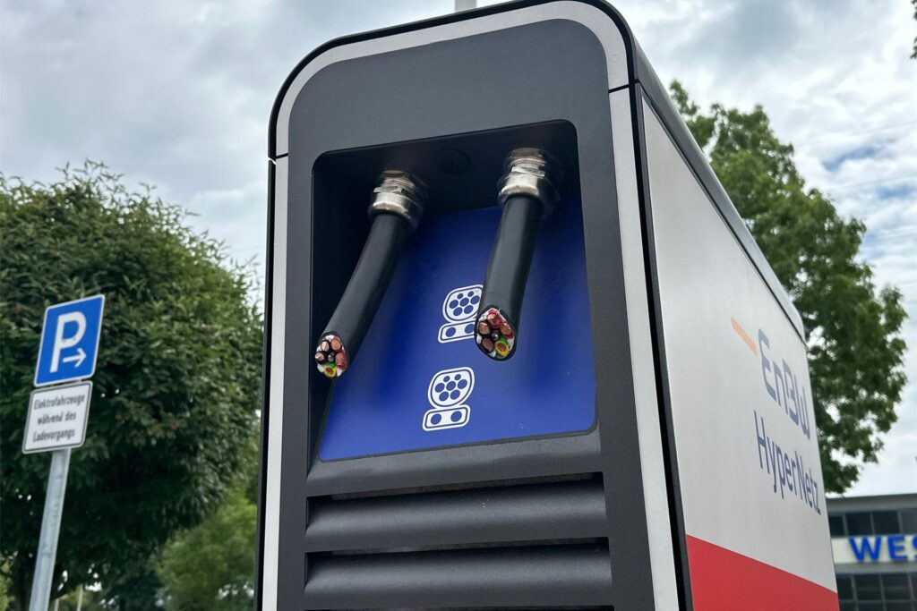 Eine E-Ladesäule mit durchgetrennten Kabeln