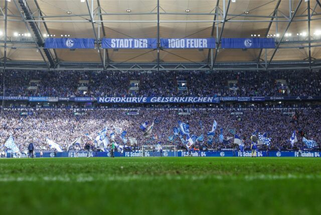 31.03.2024, Fussball, 1. Bundesliga, 27. Spieltag, Saison 2023/2024, FC Schalke 04 – Karlsruher SC, Fans des FC Schalke 04 in der Nordkurve.