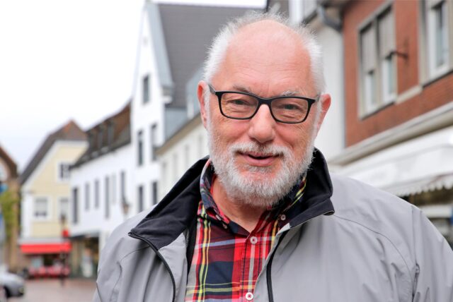 Rüdiger Haake lächelt in die Kamera.