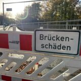 Ein Schild weist auf Brückenschäden hin. (Archivbild)