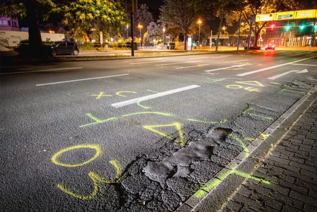 Unfallmarkierungen auf der Straße.