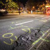 Unfallmarkierungen auf der Straße.