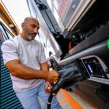 Alper Gürleyen nutzt den neuen Ladepark für E-Lkw in Recklinghausen