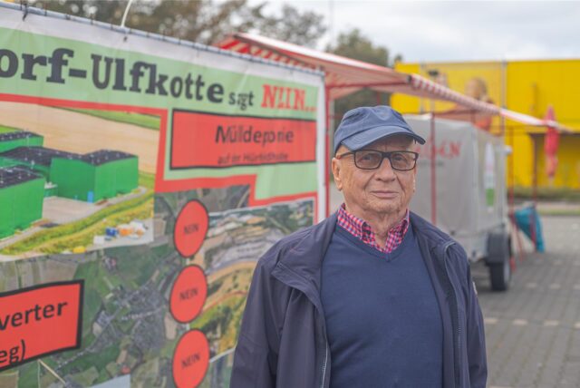 Klaus Wagner vor einem Plakat