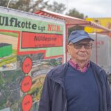 Klaus Wagner vor einem Plakat