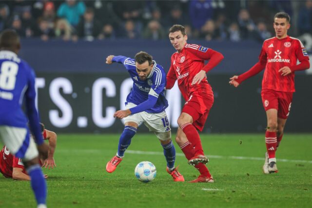 14.12.2024, Fussball, Saison 2024/2025, 2. Bundesliga, 16. Spieltag, FC Schalke 04 – Fortuna Düsseldorf, v. l. Kenan Karaman (FC Schalke 04), Marcel Sobottka (Fortuna Düsseldorf)