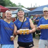 Leute halten Bier in der Hand