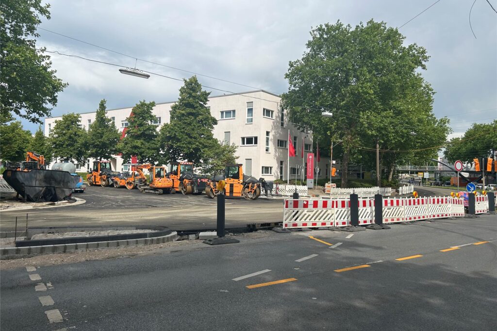Baustelle am Altstadtring in Castrop-Rauxel mit Bauzaun, Bagger und aufgeschüttetem Erdreich, Zufahrt zur Erinstraße wieder geöffnet.