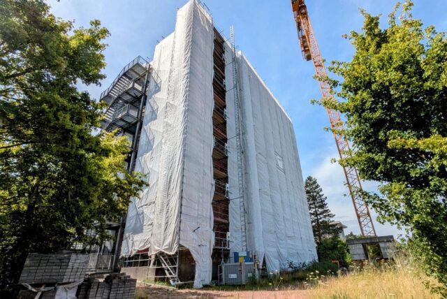 Verhülltes Schulgebäude.