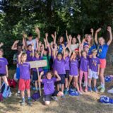 Jubelnde Kinder in einheitlichen T-Shirts einer Ländermannschaft
