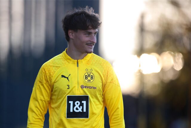 Guille Bueno lächelt.