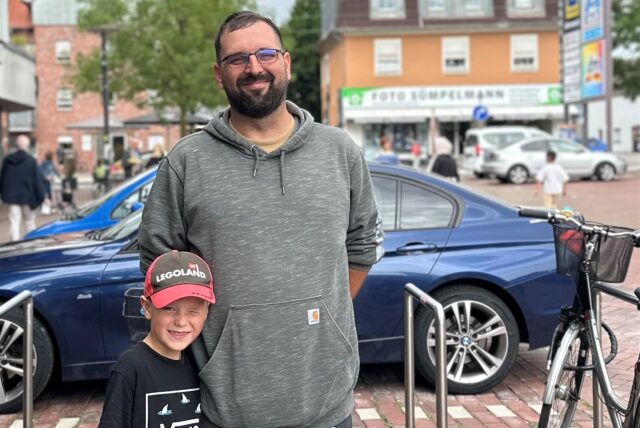 Vater und Sohn am Markt in Ickern.
