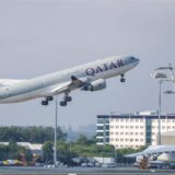 Ein Flugzeug der Qatar Airways startet vom Flughafen Leipzig/Halle.