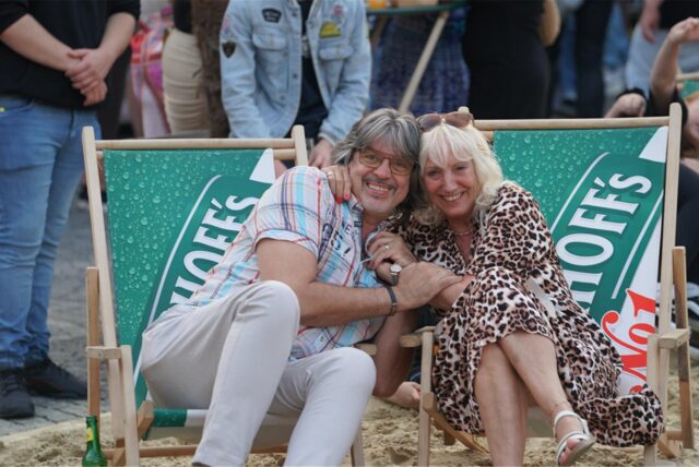 Sommer, Sonne, Strand in Castrop-Rauxel. Bei dem Street Food & Beach Festival auf dem Castroper Marktplatz kommen Urlaubsgefühle auf.