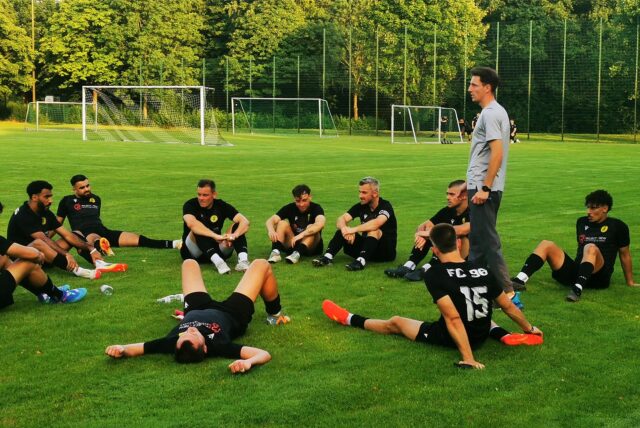 Alles gegeben: Die Kicker des FC 96 Recklinghausen mit Trainer Milko Trisic während des Testspiels gegen Westfalia Herne.