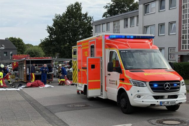 Einsatzkräfte der Feuerwehr Recklinghausen bei einem ABC-Einsatz an der Rügenstraße