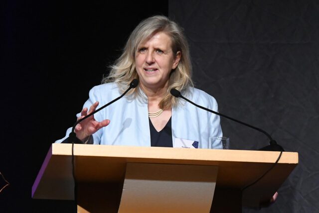 Regina Kleff, Erste Beigeordnete der Stadt, steht an einem Rednerpult.