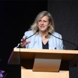 Regina Kleff, Erste Beigeordnete der Stadt, steht an einem Rednerpult.