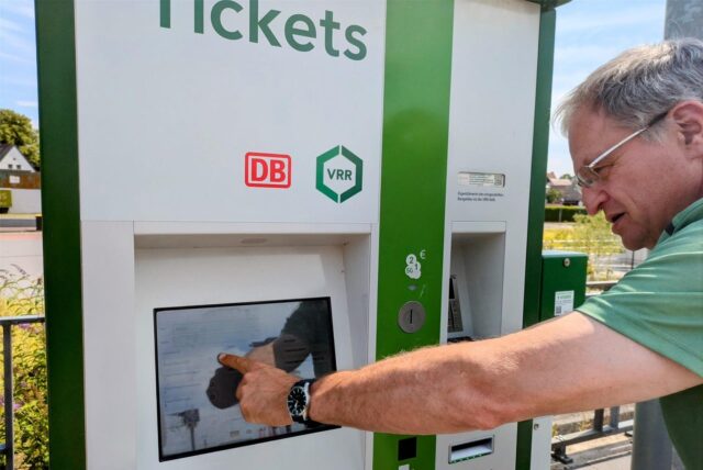 Mann an Ticket-Automaten