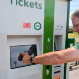 Mann an Ticket-Automaten