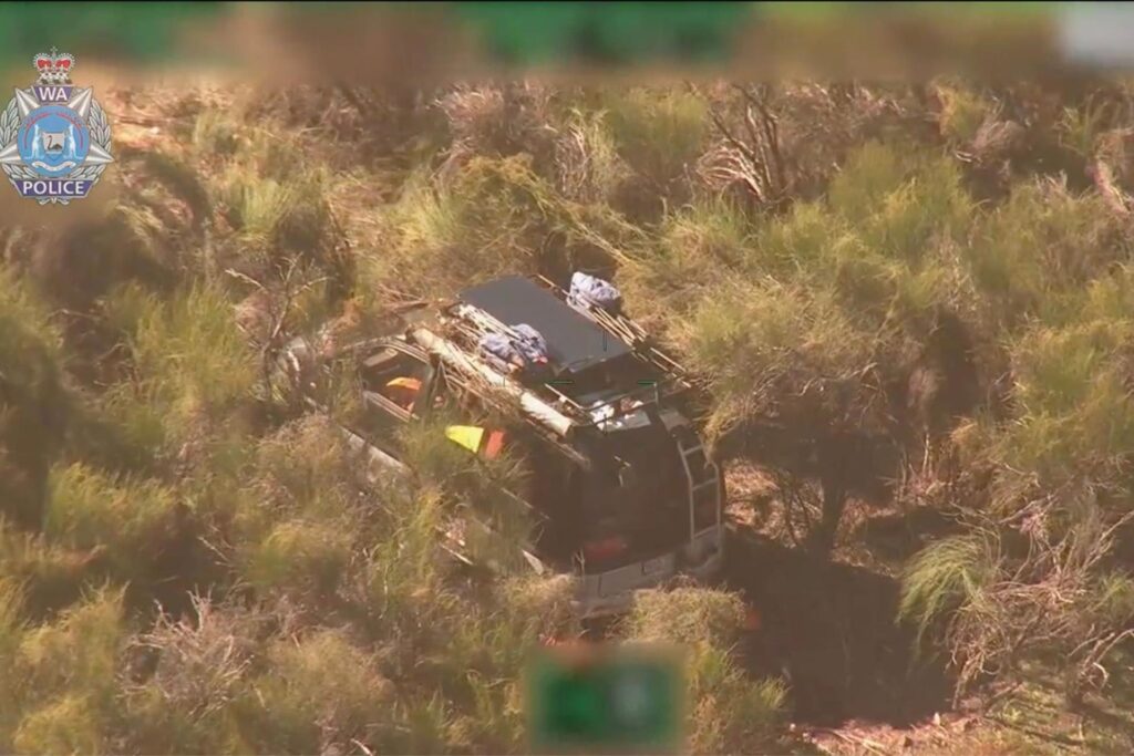 Ein verunglückter Campervan steht verlassen im westaustralischem Outback, aufgenommen aus der Luft von der Polizei.