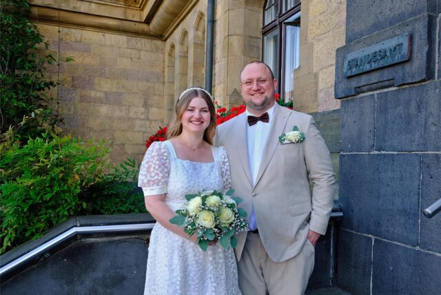Jessica-Alexandra Lindner und Tim Simon auf der Rathaustreppe in Recklinghausen.