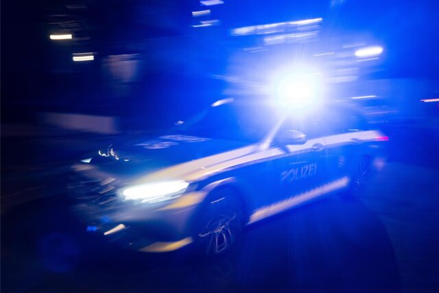 Ein Polizeifahrzeug fährt mit Blaulicht