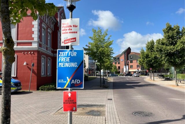 Das Bündnis Wir in Dorsten gegen Rechts „ergänzte“ Wahlplakate der AfD.