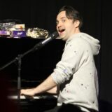 Dr. Pop singt und begleitet sich selbst am Klavier.