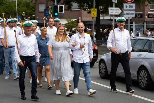 Mit einer Vorparade stimmten sich die Schützen in Rhade auf das anstehende Schützenfest ein.