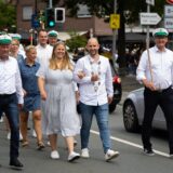 Mit einer Vorparade stimmten sich die Schützen in Rhade auf das anstehende Schützenfest ein.