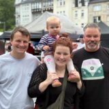 Lisa Gerber mit Kind auf den Schultern vor den Ständen von Castrop Karibisch in der Altstadt