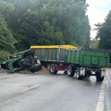 Ein Trecker ist am Sonntagabend bei einem Verkehrsunfall auf der Straße am Buddenacker umgekippt.