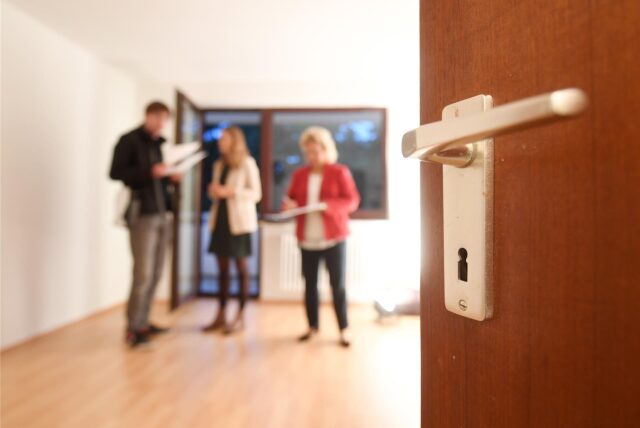 Bei der Wohnungssuche machen Menschen mit geringem Einkommen immer wieder Diskriminierungserfahrungen.