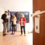 Bei der Wohnungssuche machen Menschen mit geringem Einkommen immer wieder Diskriminierungserfahrungen.