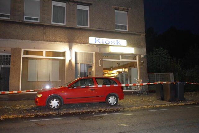 Ein Kiosk an der Schulstraße in Recklinghausen ist mit Flatterband von der Polizei abgesperrt worden
