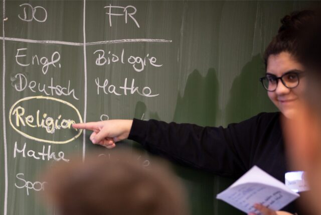 Das Fach Religion ist auf dem Stundenplan dieses Symbolbildes farblich hervorgehoben und eingekreist.