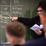 Das Fach Religion ist auf dem Stundenplan dieses Symbolbildes farblich hervorgehoben und eingekreist.