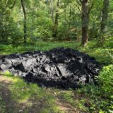 Der Asphalt-Haufen, den Unbekannte in der Nacht zu Samstag (19.7.) in ein Dorstener Waldstück gekippt haben