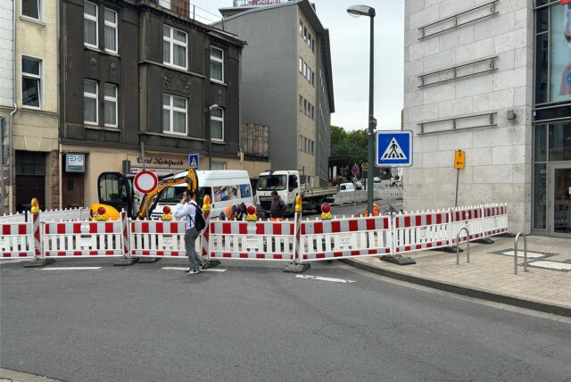 Eine Straße in der Innenstadt ist voll gesperrt.