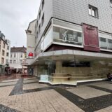 Bildkombo: links das Geschäftshaus Münsterstraße 3 in Castrop-Rauxel, rechts Rian van Koulil.