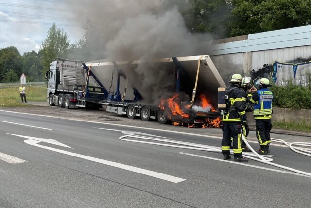Die Feuerwehr Dortmund löscht einen brennenden Lkw an der Anschlussstelle Dortmund-Nordwest.