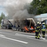 Die Feuerwehr Dortmund löscht einen brennenden Lkw an der Anschlussstelle Dortmund-Nordwest.