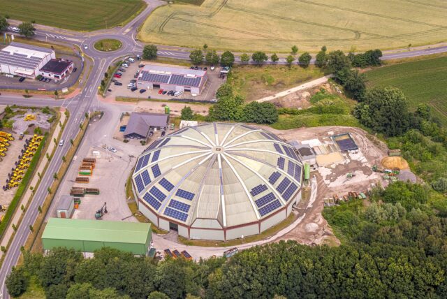Die Rundhalle der Humbert GmbH aus der Luft
