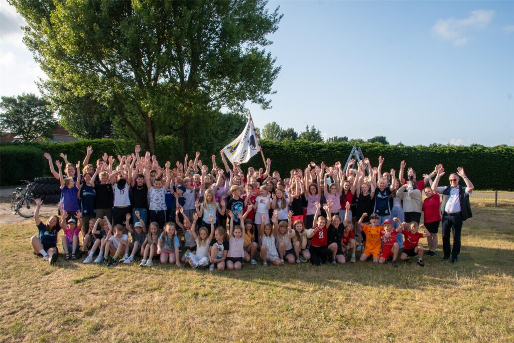 Gruppenfoto mit Weihbischof