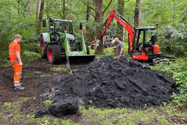 Mitarbeiter des Kommunalen Servicebetriebes Dorsten rückten am Dienstagvormittag mit schwerem Gerät an, um den illegal entsorgten Asphalt aus dem Waldstück zu schaffen.