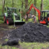 Mitarbeiter des Kommunalen Servicebetriebes Dorsten rückten am Dienstagvormittag mit schwerem Gerät an, um den illegal entsorgten Asphalt aus dem Waldstück zu schaffen.