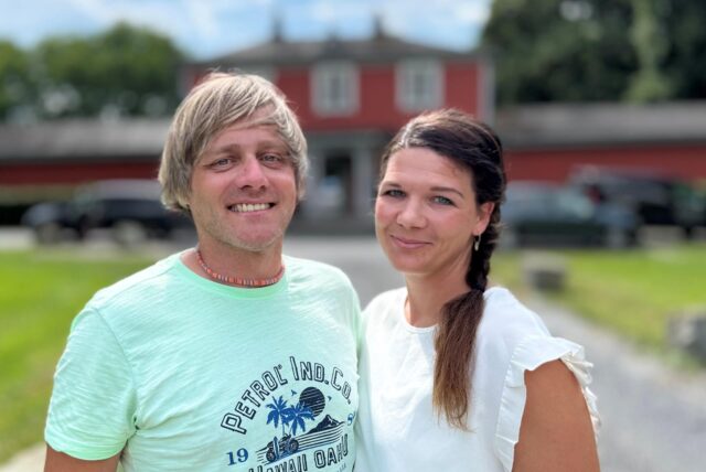 Steven und Vanessa Wels vor dem Parkbad Süd. Hier feierten sie legendäre Partys und auch ihre Hochzeit. Dennoch war nach acht Jahren Schluss in der Gastronomie.